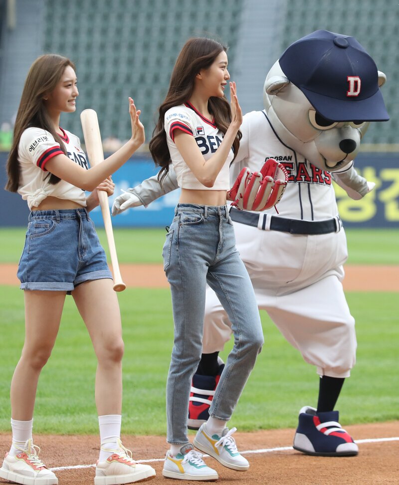 220619 IVE Wonyoung - Doosan Bears First Pitch documents 20