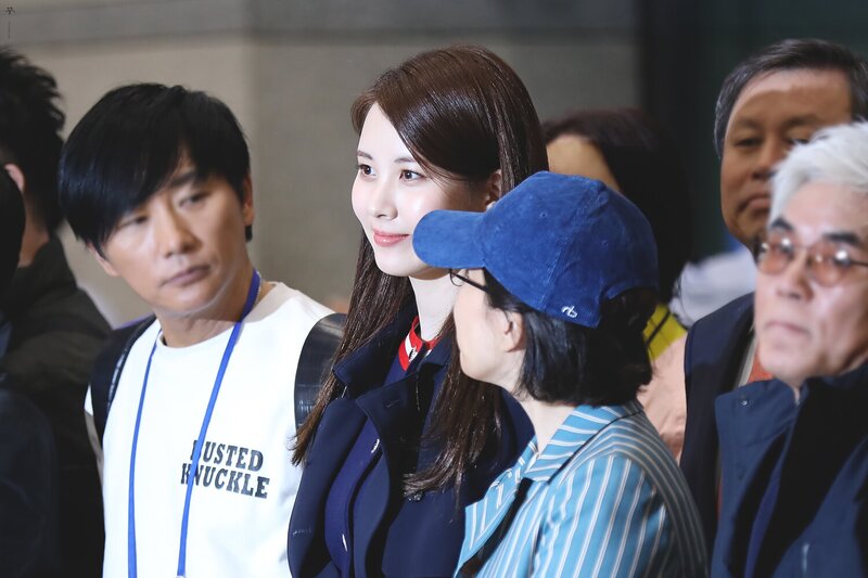 180404 Girls' Generation Seohyun at Incheon Airport documents 10