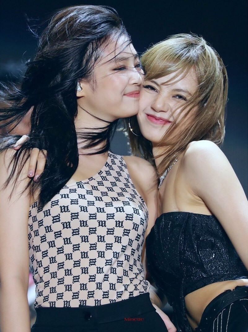 190907 JENNIE & LISA - WIRED MUSIC FESTIVAL documents 1
