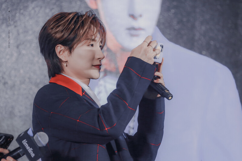 200105 Super Junior Leeteuk at 'Timeslip' Chengdu Fansign documents 3