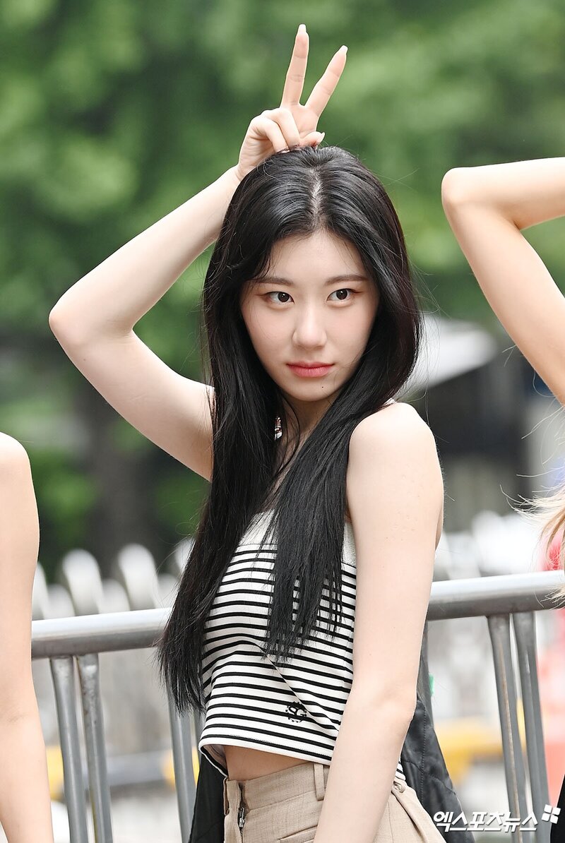 220722 ITZY Chaeryeong - Music Bank Commute documents 5
