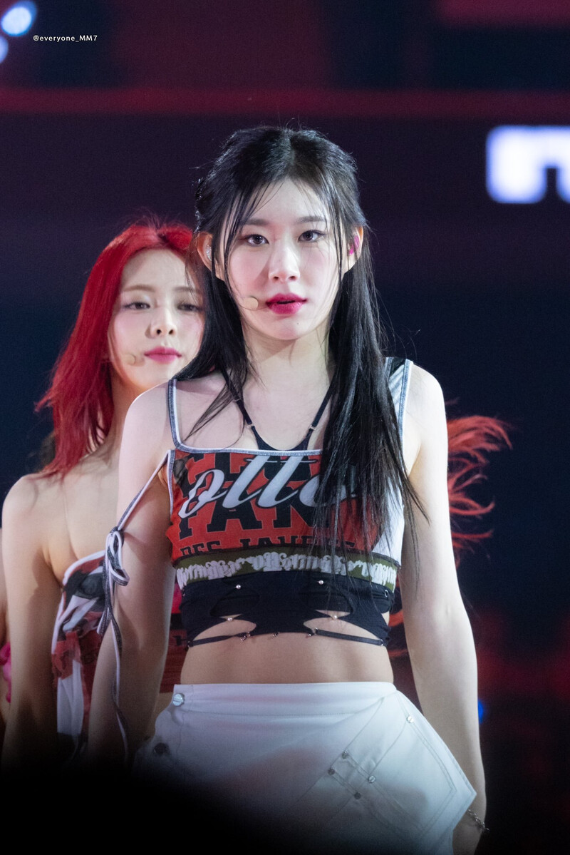 240602 ITZY Chaeryeong at K-Wave Concert Inkigayo documents 7