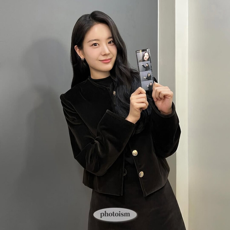 250105 PHOTOISM BEHIND Instagram With Gyuri documents 1