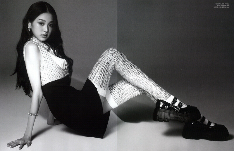 IVE Wonyoung for Harper's Bazaar December 2021 issue [SCANS] documents 8