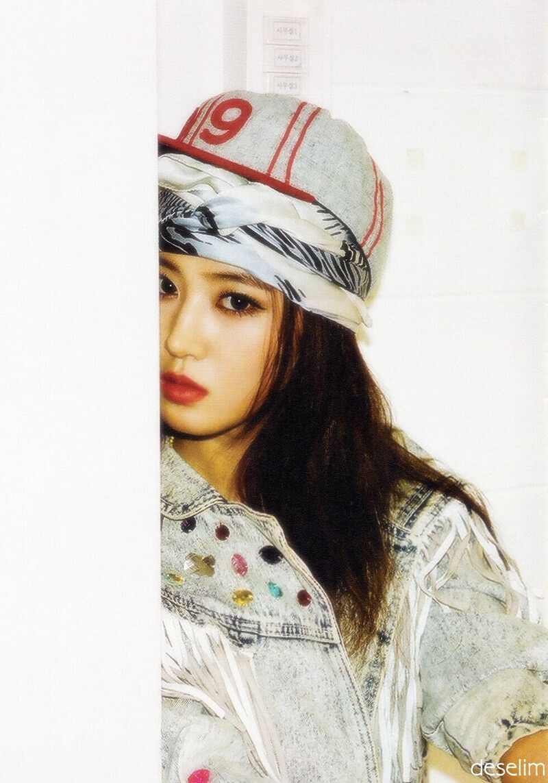 [SCAN] Girls' Generation - 'I Got A Boy' Yuri version documents 3