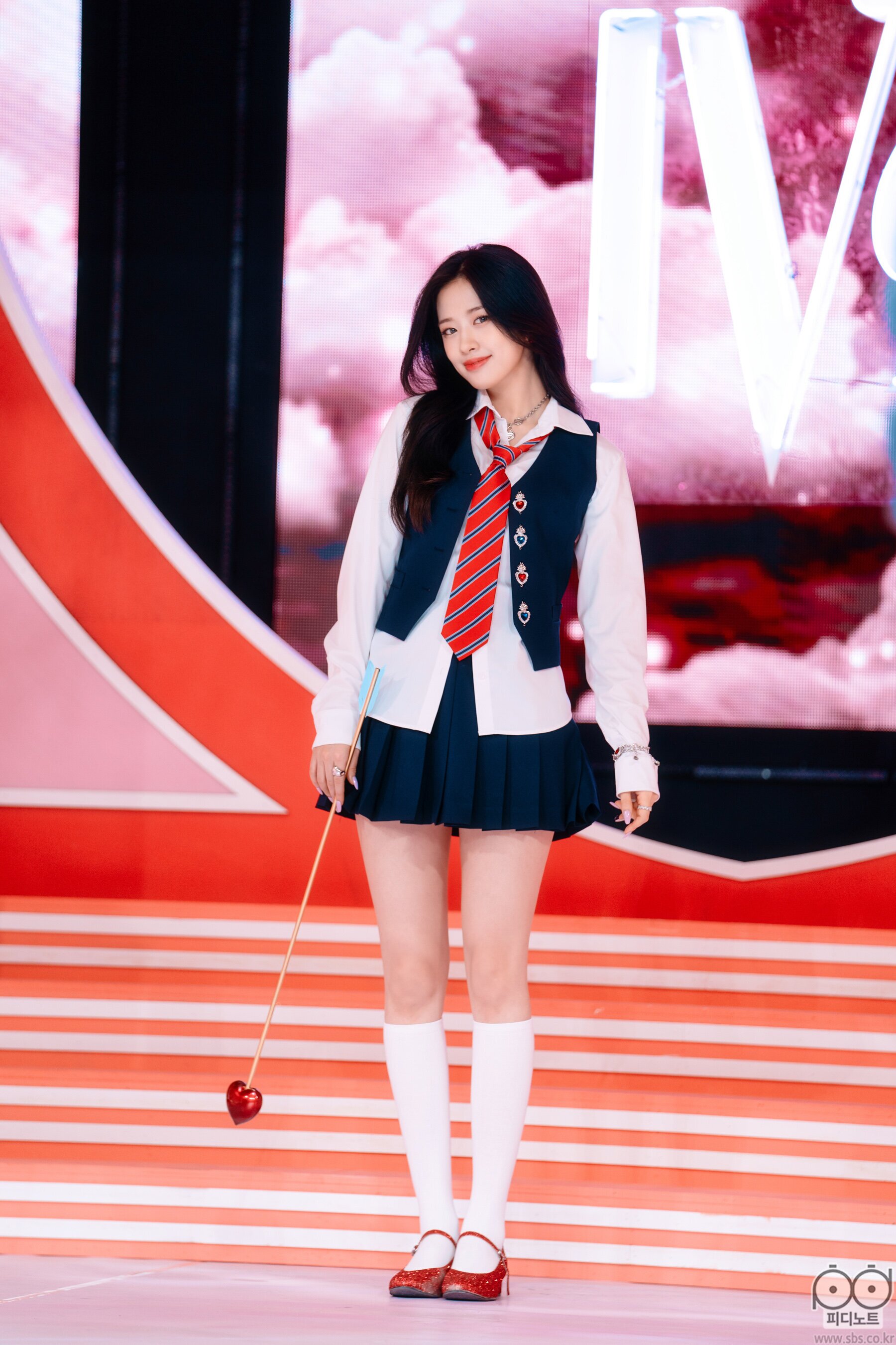 April 10, 2022 IVE Yujin - 'LOVE DIVE' at Inkigayo | Kpopping