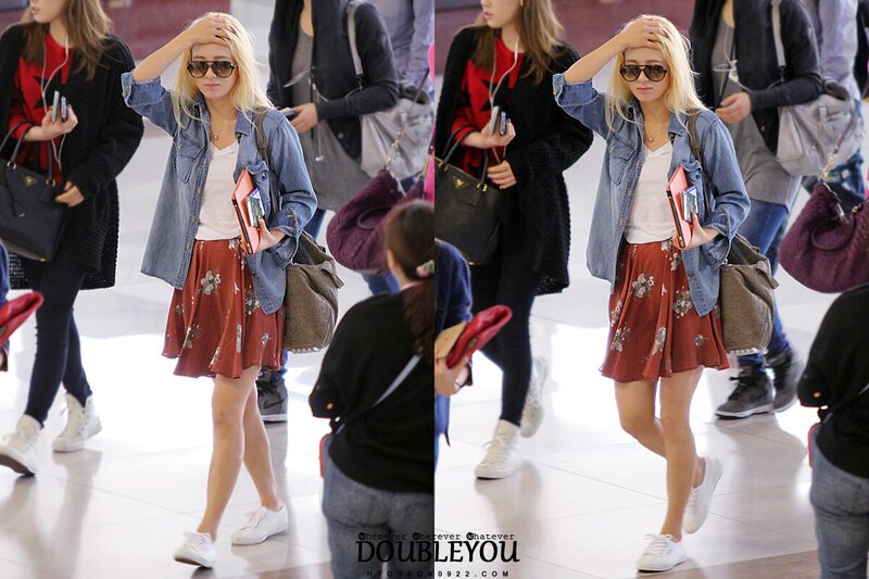 121005 Girls' Generation Hyoyeon at Gimpo Airport documents 4
