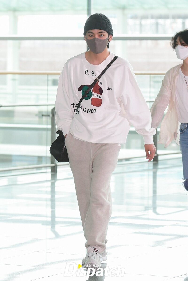 220529 BTS V at Incheon International Airport Departing for the United States to Attend the White House Invitation documents 3