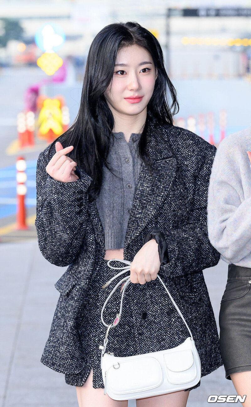 231013 ITZY Chaeryeong at Gimpo International Airport documents 2