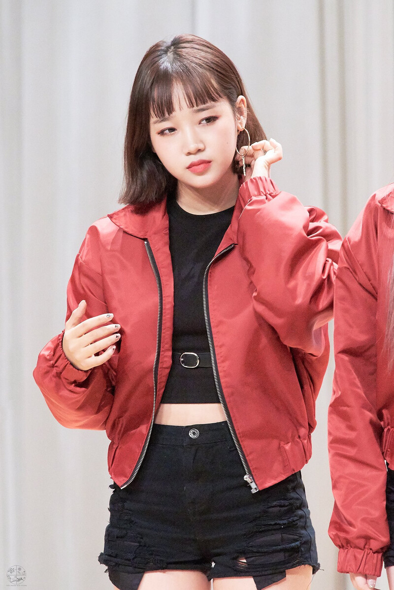 181021 Weki Meki Yoojung at 'KISS, KICKS' Youngdeungpo Fansign documents 7