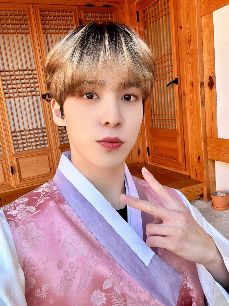 230121 ATEEZ Twitter Update - Yunho documents 2