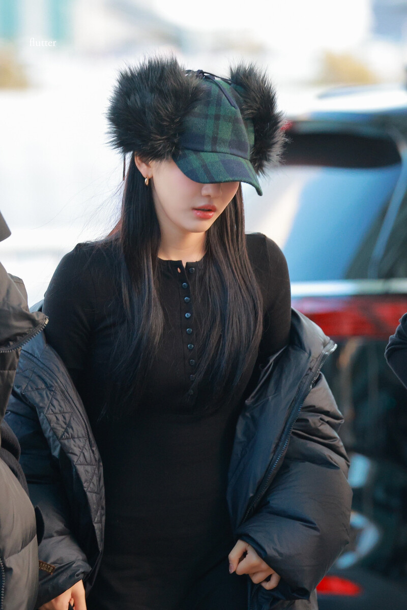 250103 aespa Ningning at Incheon Airport documents 1