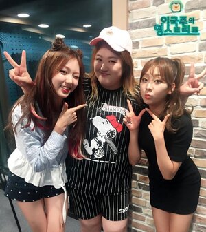 160616 sbsyoungstreet Instagram Update with Seungyeon and Eunbin
