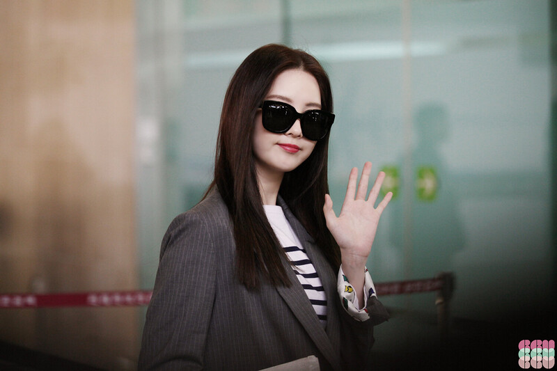 150304 Girls' Generation Seohyun at Gimpo Airport documents 3