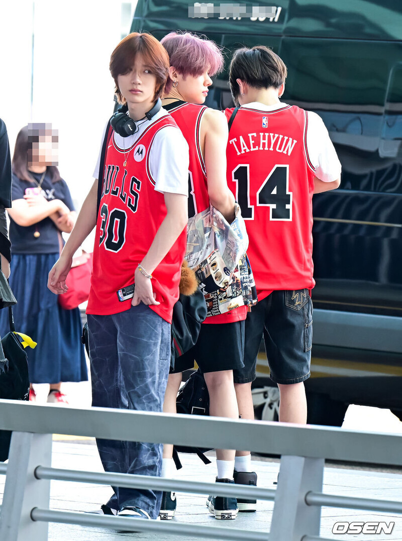 230802 TXT at Incheon International Airport heading to Chicago documents 4