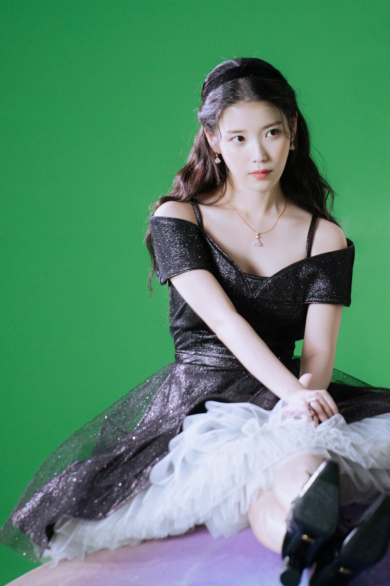 211019 IU - 'strawberry moon' Special Photos by Melon documents 2