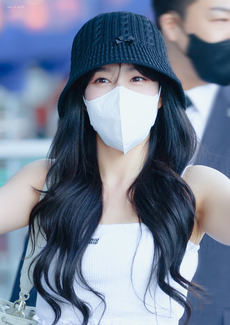 220520 STAYC's Yoon at Incheon International Airport for KCON USA 2022 documents 8