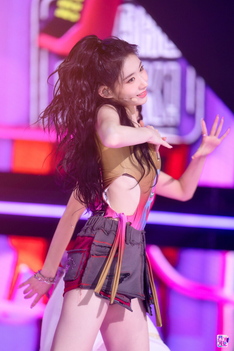 220724 ITZY Chaeryeong - 'SNEAKERS' at Inkigayo documents 7