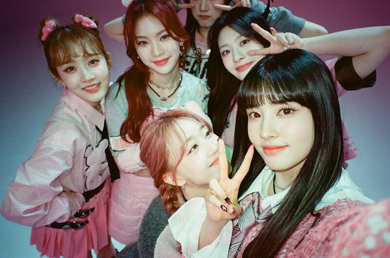 230331 MPD Twitter Update - March Film Camera - STAYC documents 1