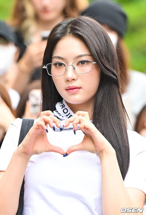 240719 STAYC Isa - Music Bank Commute