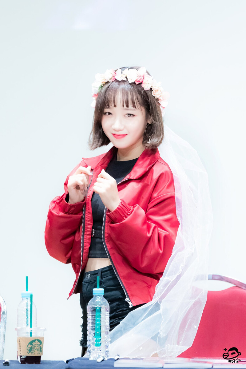 181021 Weki Meki Yoojung at 'KISS, KICKS' Youngdeungpo Fansign documents 3