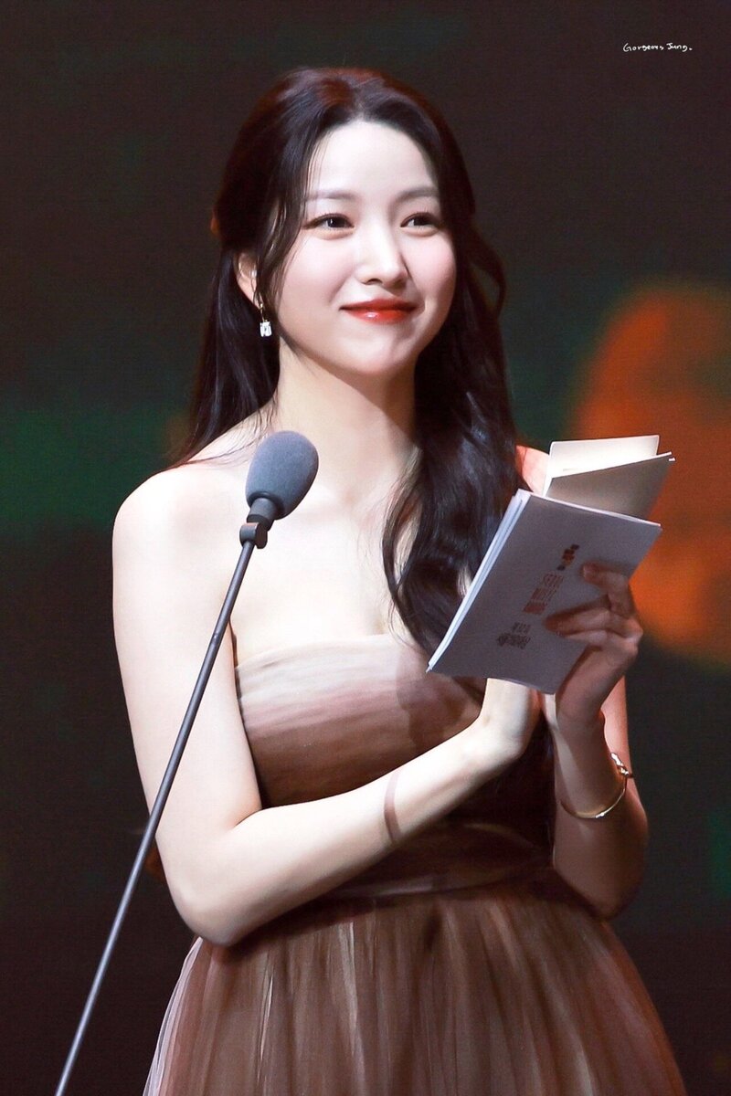 230119 Sowon at The 32nd Seoul Music Awards documents 3