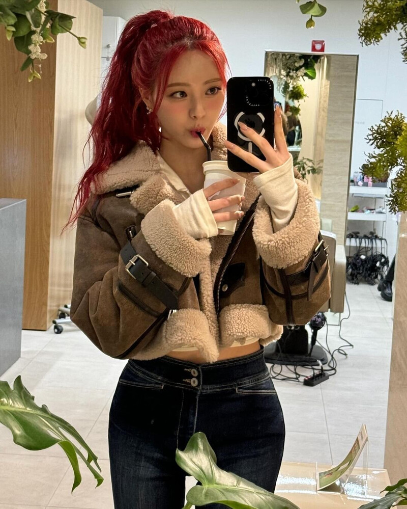 240119 ITZY Instagram Update - Yuna documents 2