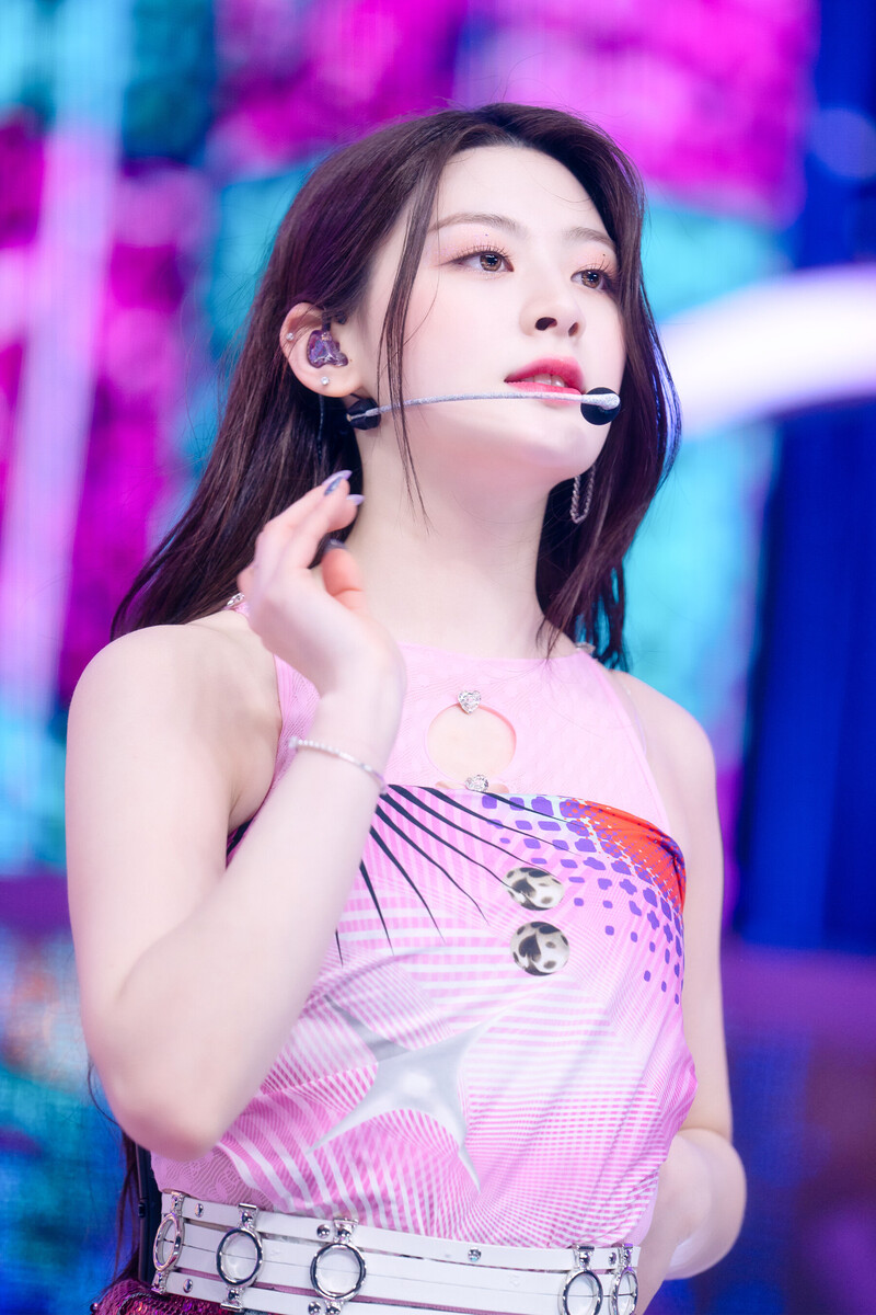 220227 STAYC Seeun at Inkigayo documents 7