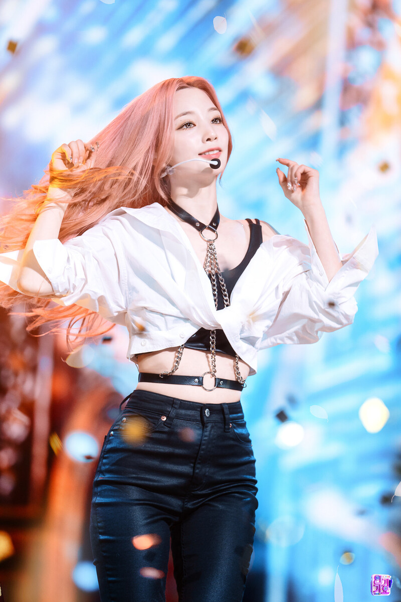 220306 Rocket Punch Yeonhee at Inkigayo documents 9