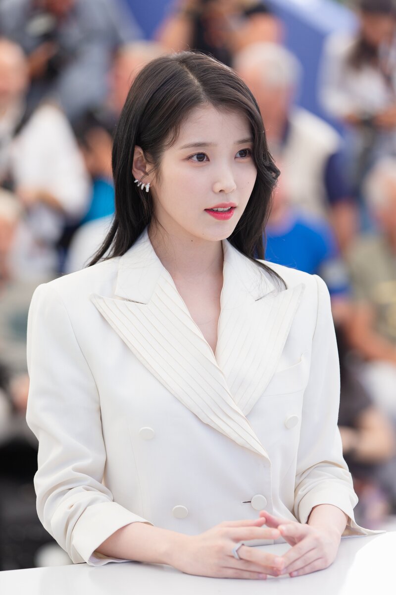 220527 IU- 'THE BROKER' Photocall Event at 75th CANNES Film Festival documents 4