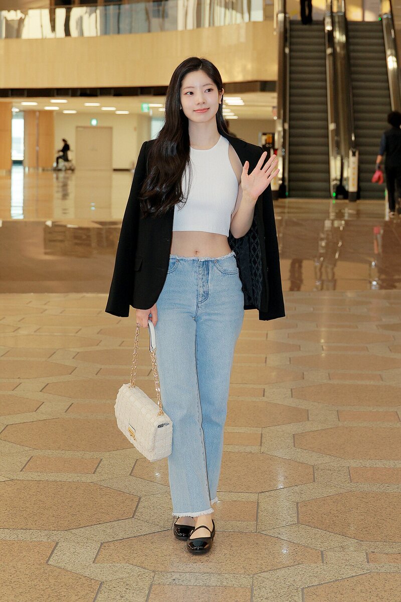 240327 TWICE Dahyun - GMP Airport documents 3