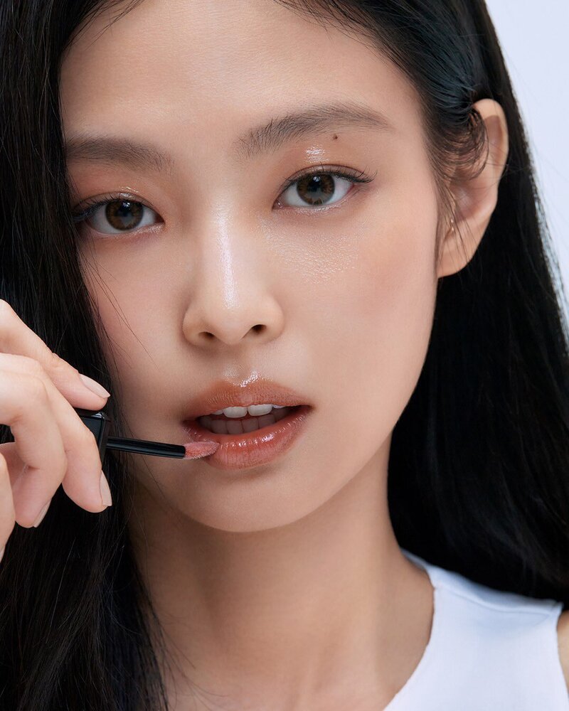 BLACKPINK JENNIE for HERA Beauty 'BORN TO BE FREE' Campaign documents 1