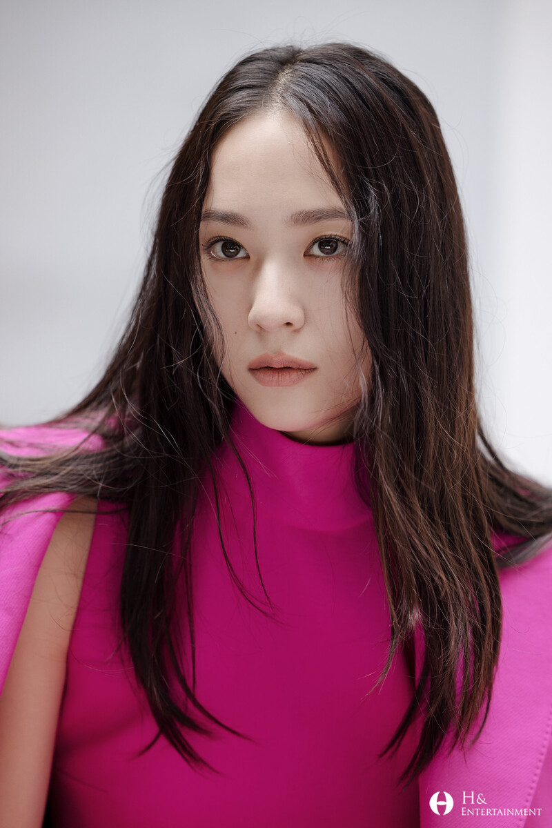 221127 H& Naver Post - Krystal - Prestige Magazine Photoshoot Behind documents 14