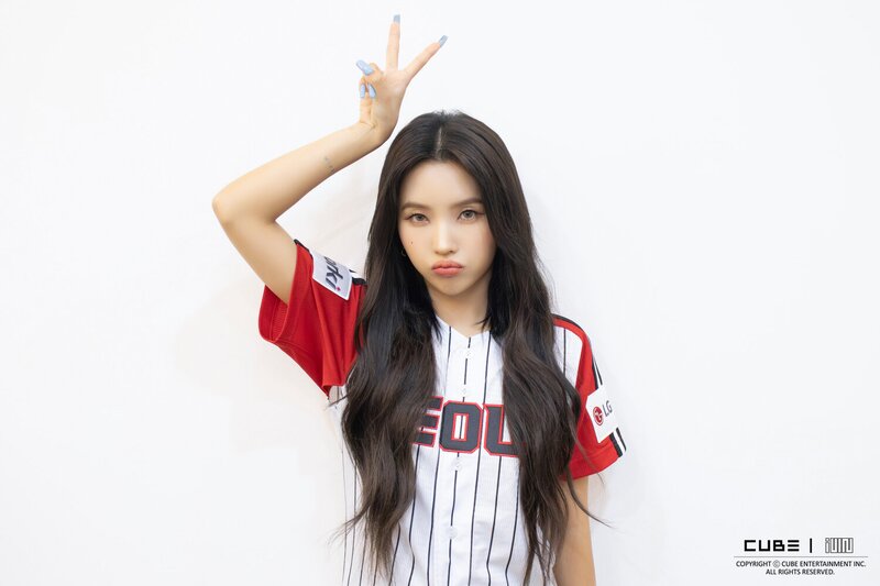 230510 (G)I-DLE Weverse - LG Twins' Ceremonial Opening Behind documents 9