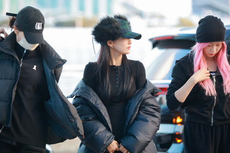 250103 aespa Ningning at Incheon Airport documents 2