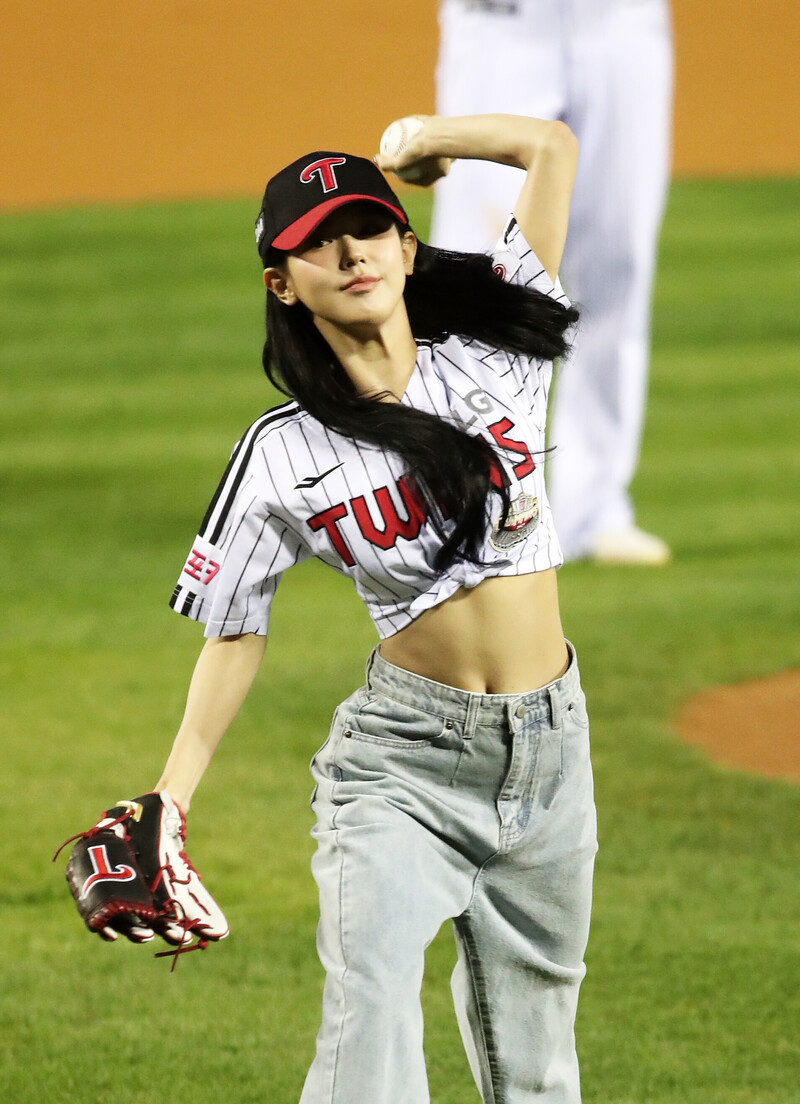 (G)I-DLE's Miyeon throws First Pitch for LG Twins documents 19