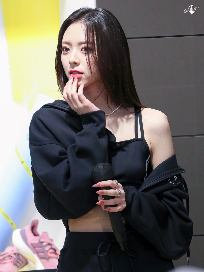 220410 ITZY Yuna documents 7