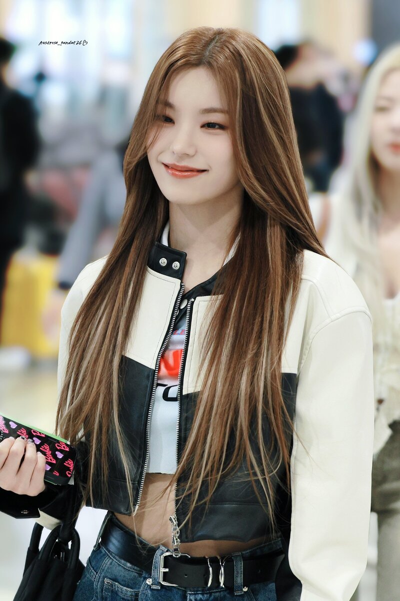 230513 ITZY Yeji at Gimpo International Airport documents 4