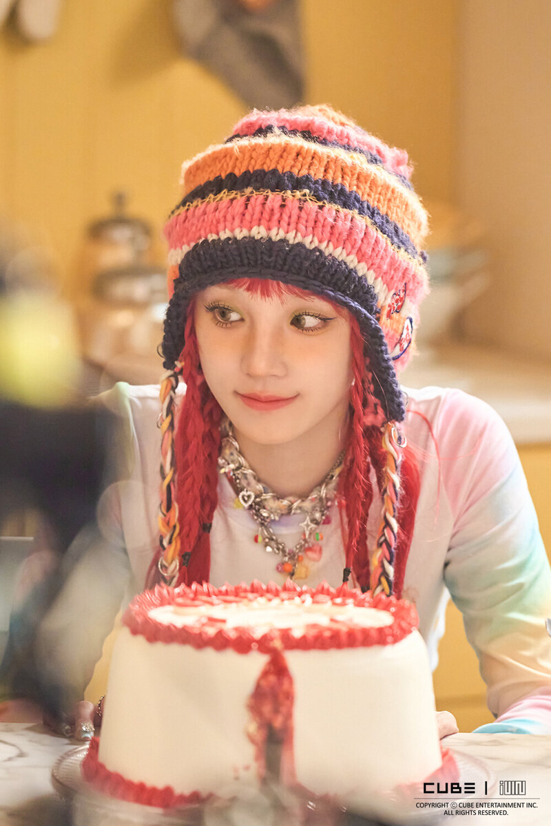 YUQI 'Freak' MV - Behind Photos documents 2