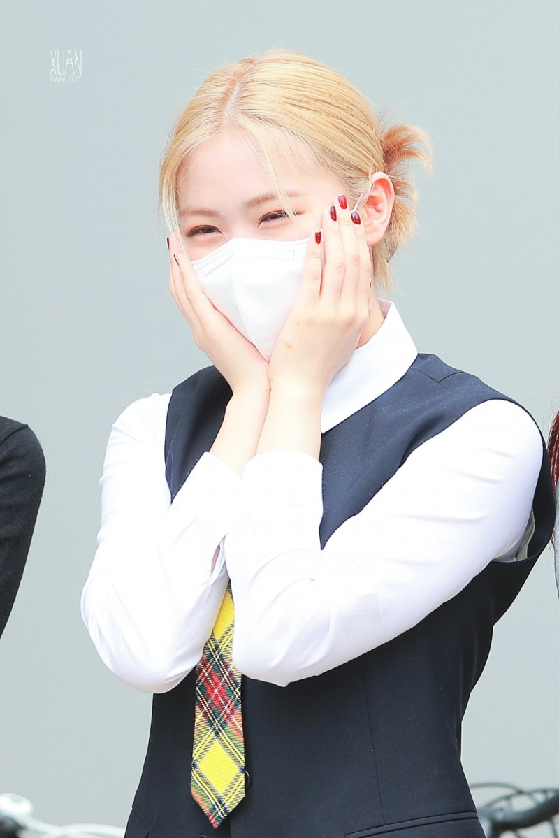 210422 ITZY Ryujin on the way to film Knowing Brothers documents 6