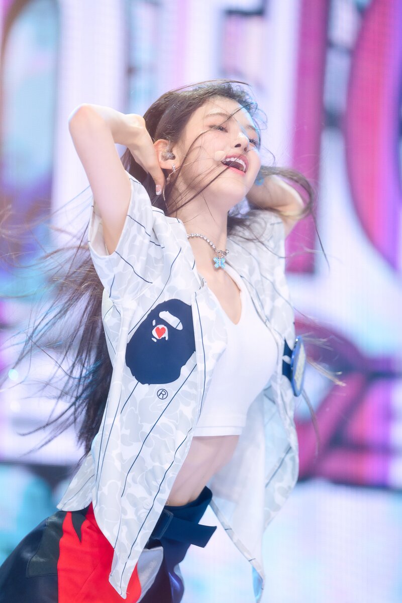 220807 NewJeans Danielle 'Attention' at Inkigayo documents 5