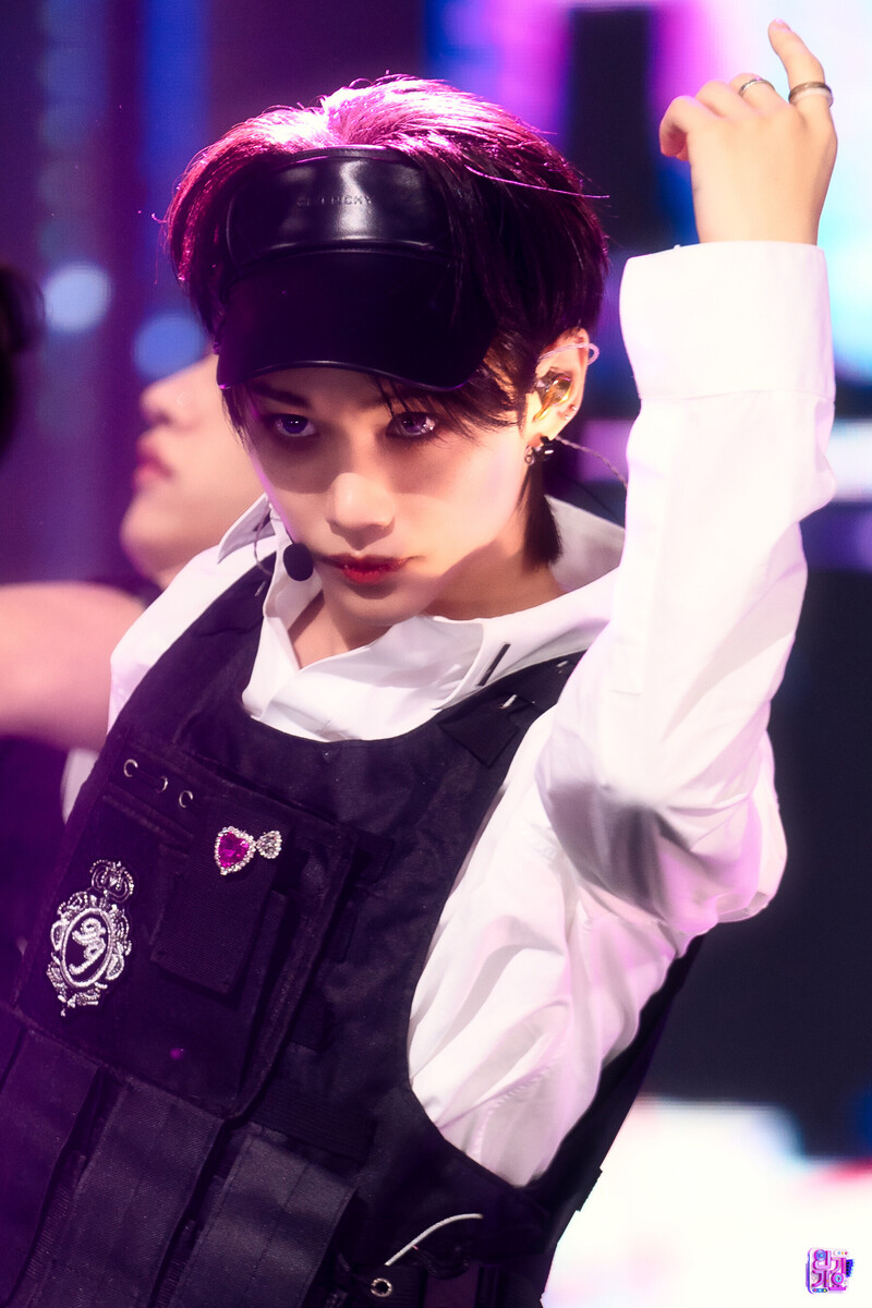 221023 StrayKids Felix - 'CASE 143' at Inkigayo documents 12