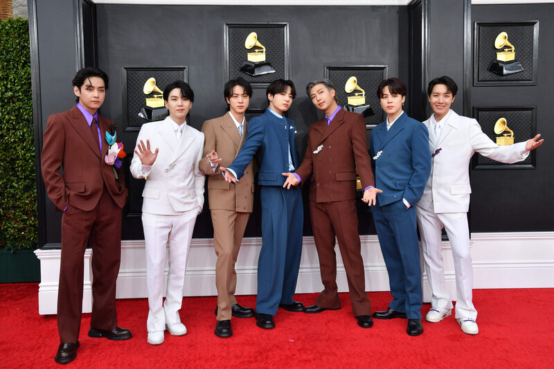 220404 BTS at GRAMMYs 2022 Red Carpet documents 7