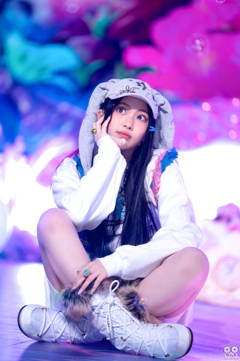 230115 NewJeans Hyein 'OMG' at Inkigayo documents 1