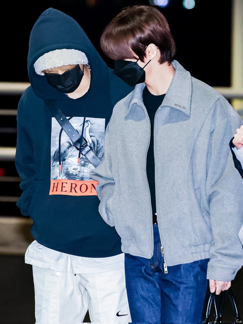 230215 Stray Kids Lee Know & Han at Incheon International Airport documents 4