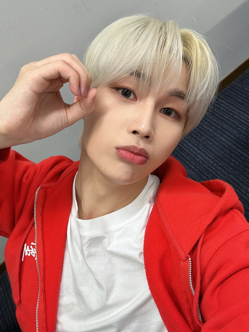 230424 NINE.i Twitter Update - Minjun documents 2