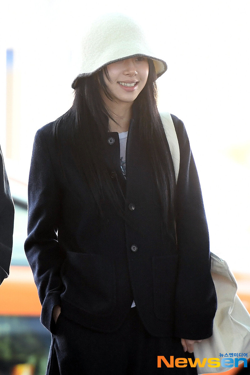 240131 TWICE Chaeyoung at Incheon International Airport documents 4