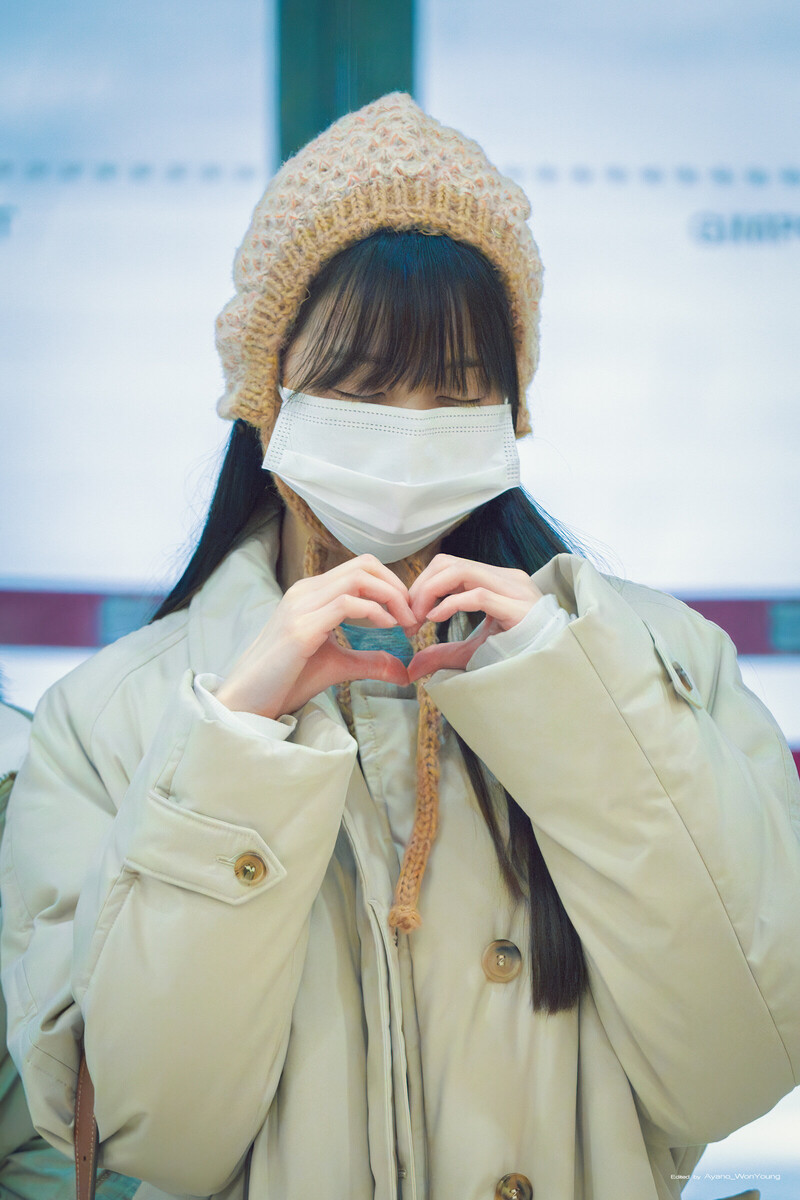 240206 IVE Wonyoung at Gimpo International Airport documents 3