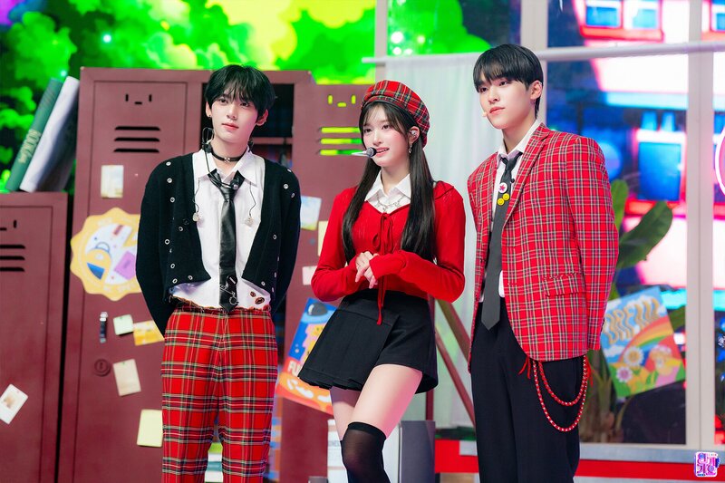 240428 MC Leeseo, Yu Jin, and Sung Hyun - 'Rum Pum Pum Pum' Special Stage at Inkigayo documents 2