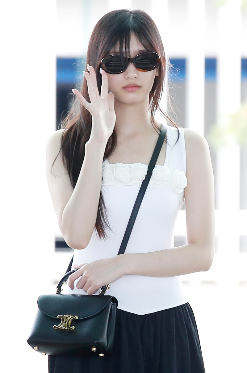 240801 IVE Leeseo at Incheon International Airport documents 2